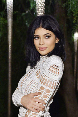 Kylie Jenner Outfits : 5 Ocl Ib E Vm P Yu J 7 DH Er Gngn Zyw HL F 9 b NHTRMX DE: 