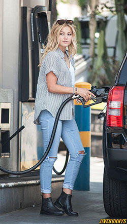 2014 Radio Disney Music Awards. ((RP! She moved away so this is in Florida)) *She was putting gas in her car whe...: Denim Outfits,  Ripped Jeans,  Kendall Jenner  