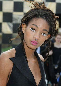 Jada Pinkett Smith. Willow Smith Attends Paris Fashion Week in the Coolest Eyeliner Look: Willow Smith,  Box braids,  Eye Shadow,  Eris Baker Instagram,  Eris Baker Pics,  Eye liner,  Makeup Looks  