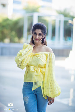 Photo shoot,  Film still: Yellow Outfits Girls  