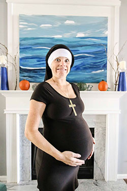 Love the outfit! Halloween costume, Costume party: Halloween costume,  party outfits,  Maternity clothing,  Halloween Costumes Pregnant  