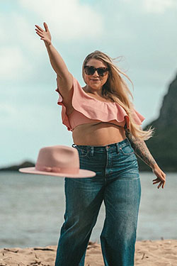 Crop top, Plus-size model: Crop top,  Plus size outfit,  Plus-Size Model,  Crop Top Outfits,  Photo shoot  