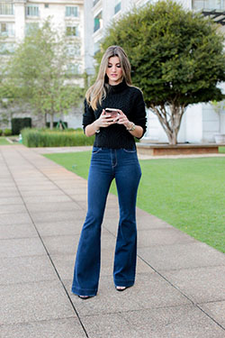 Sandalia para usar com calca flare: High-Heeled Shoe,  Polo neck,  Bootcut Jeans  