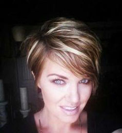 Short pixie hair with blonde highlights: Hair Color Ideas,  Brown hair,  Short hair,  Pixie cut,  Layered hair,  Hair highlighting  