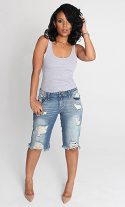 Bermuda shorts outfit ideas: blue jeans outfit,  Petite size,  Bermuda shorts,  Capri pants  