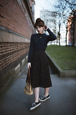 Saia midi com tenis, Polka dot: Fashion week,  Saia Midi,  Church Outfit,  Midi Skirt  