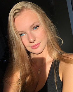 Chloe Vialaret Instagram, Archer Blue, Layered hair: Long hair,  Hair Color Ideas,  Brown hair,  Layered hair,  Chloe Vialaret  