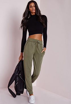 Daily dose of US tenue avec jogging, Casual wear: Crop top,  Casual Outfits,  Joggers Outfit  