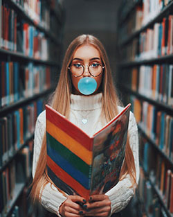 Simple yet stylish ideas for creative library portraits, Portrait photography: Portrait photography,  Street Style,  Travel photography,  Photo shoot,  Okaspen  