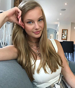 Chloe Vialaret Instagram, Hair coloring, Layered hair: Hair Color Ideas,  Brown hair,  Layered hair,  Chloe Vialaret  