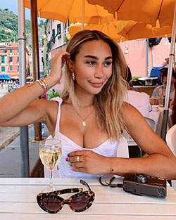 Eva Gutowski fashion accessory outfit stylevore, muscle pic, fashion accessory: Brown hair,  Fashion accessory,  Hot Eva Gutowski  