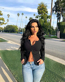 Yasmin Kavari jeans matching dress, best photoshoot ideas, hot legs girls: Jeans Outfit  