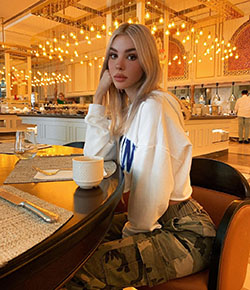 Maria Domark Woman Long Hair Style, long hair, sitting: Long hair  