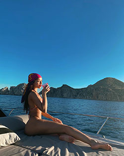 Yovanna Ventura hot legs picture, in blond hairs, sun tanning: Blonde Hair,  Sun tanning,  Instagram girls  