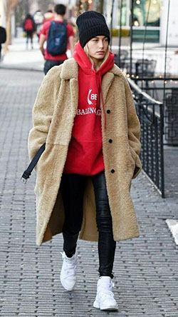 Colour outfit ideas 2020 red hoodie outfit hailey rhode bieber, street fashion: winter outfits,  Street Style,  Hoodie,  Hoodie outfit  