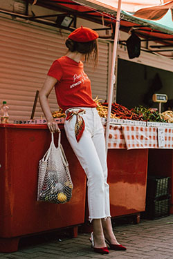 Red clothing ideas with crop top, shirt, jeans: Crop top,  T-Shirt Outfit,  Red beret,  Red Outfit,  Outfits With Beret  