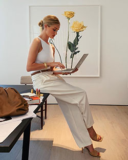 Rosie huntington whiteley zapatos, bottega veneta, jason statham, it bag: White Outfit,  Loungewear Dresses  