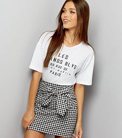 Outfit casual falda con cuadros: Crop top,  T-Shirt Outfit,  White Outfit,  Street Style  