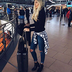 Fille dans l avion, airline ticket, street fashion, summer break: Street Style,  Airport Outfit Ideas  