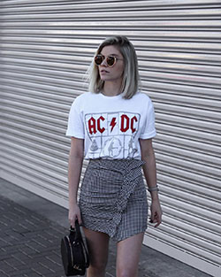 Saia vichy com t shirt: T-Shirt Outfit,  Street Style,  Black And White Outfit,  Black And White  