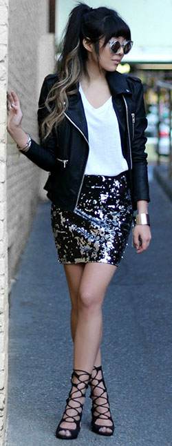 Outfit falda brillosa negra, leather jacket, street fashion, casual wear, t shirt: Leather jacket,  T-Shirt Outfit,  Sequin Skirts,  Street Style,  White And Black Outfit  