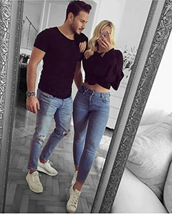 Outfit instagram parejas vestidas igual, sports shoes, lapel pin, t shirt: Lapel pin,  T-Shirt Outfit,  Sports shoes,  Matching Couple Outfits  