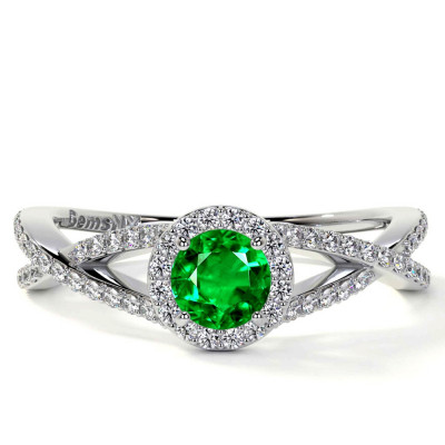 Classic Emerald Stone Ring: 