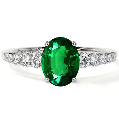 Oval Shaped Natural Emerald Stone Ring: 