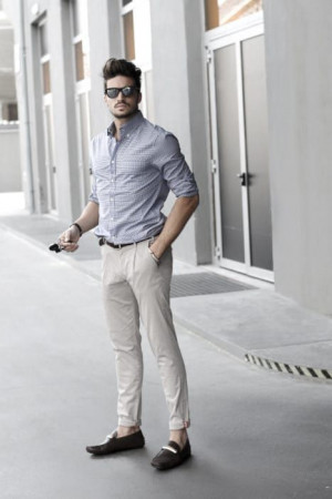 Beige chinos blue shirt, beige chinos: 