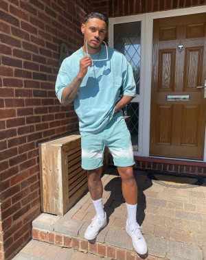 Men's pastel outfit dresses, fashion accessory: 