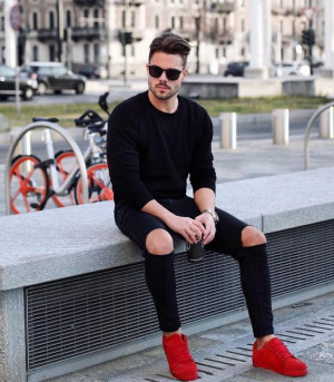 Casuales outfits con tenis rojos hombre: 