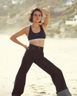 Daisy Ridley is looking so sexy in the sand!: Tommy Hilfiger,  daisy ridley,  Active Pants  