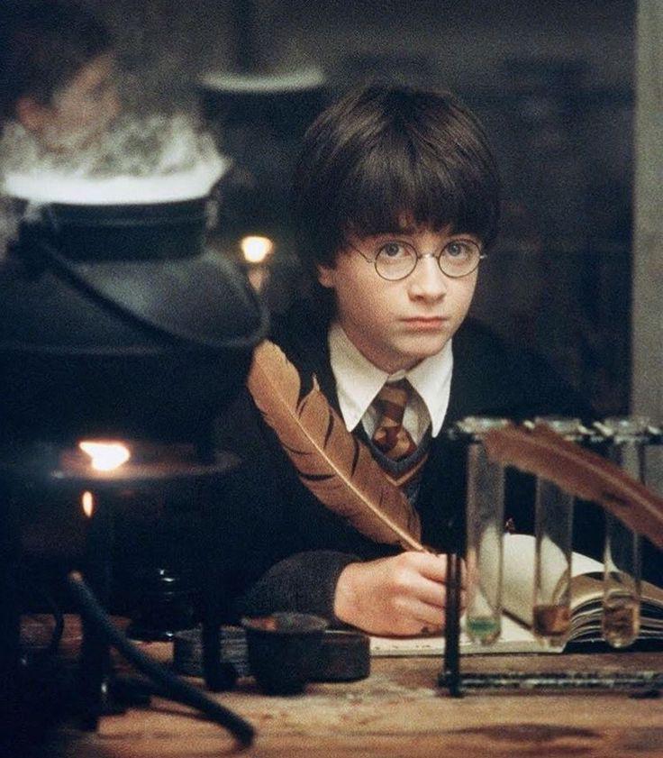 Hogwarts School of Witchcraft and Wizardry. Shared by giuli. Find images and videos about harry potter, hp and daniel radcli...: harry potter,  Harry Porter,  Harry Botter,  Daniel Radcliffe  