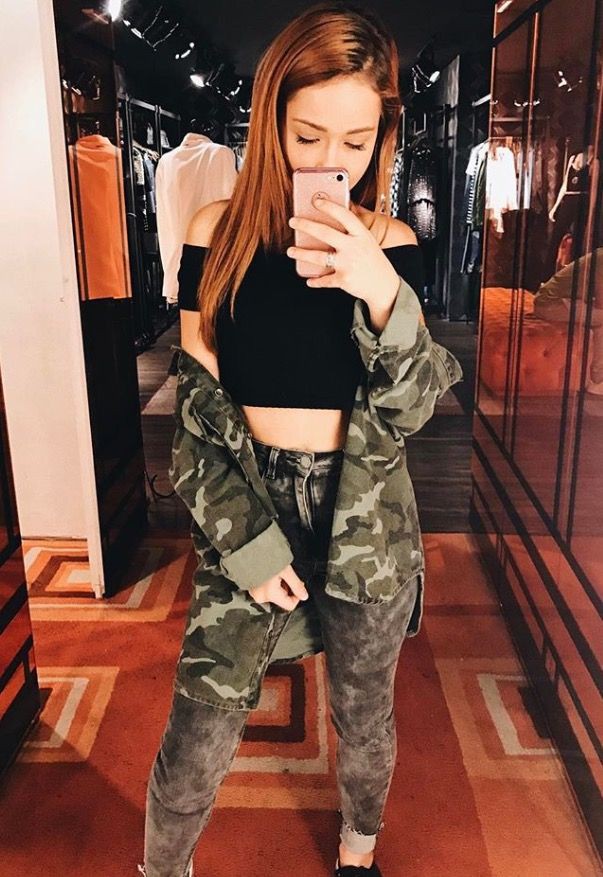 Looks da mharessa fernanda 2017, Desktop Wallpaper,: Lapel pin,  Military Outfit Ideas,  Larissa Manoela  