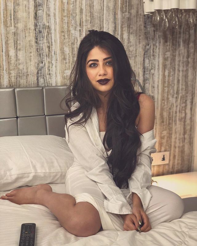 Hot And Sexy Aditi Bhatia In White Attire: Television show,  Aditi Bhatia,  Divyanka Tripathi,  Krishna Mukherjee,  Aditi Rathore  