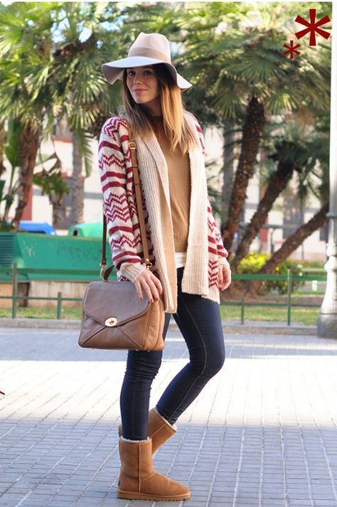 Looks botas com pelinho, Ugg boots: Boot Outfits,  Ugg boots,  Sheepskin boots,  Uggs Outfits  