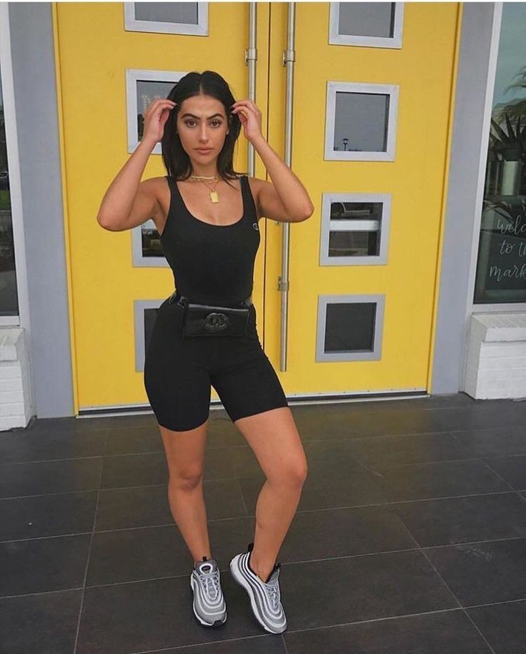 Look fitness com pochete, Casual wear: Shorts Outfit,  fashion goals,  Fanny pack,  Street Style,  Casual Outfits,  Gym shorts  