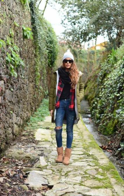 Ugg boots and jean jacket: Ugg boots,  Sheepskin boots,  Casual Outfits,  Uggs Outfits  