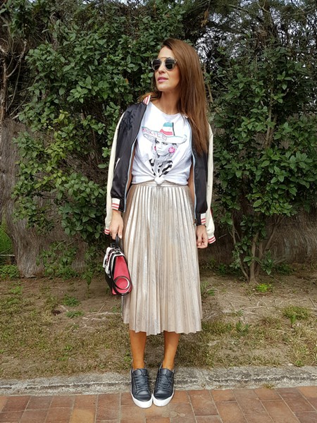 Falda midi plisada dorada, Casual wear: Skirt Outfits,  Casual Outfits,  Falda plisada  