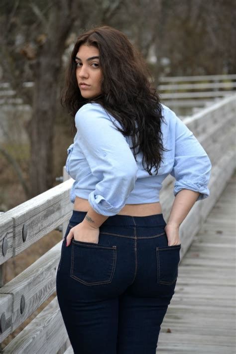 Nadia Sboulhosn Crop Top And Curvy Jeans: Plus size outfit,  Plus-Size Model,  Tanesha Awasthi,  Nadia Aboulhosn,  Crop Top Outfits,  Casual Outfits  