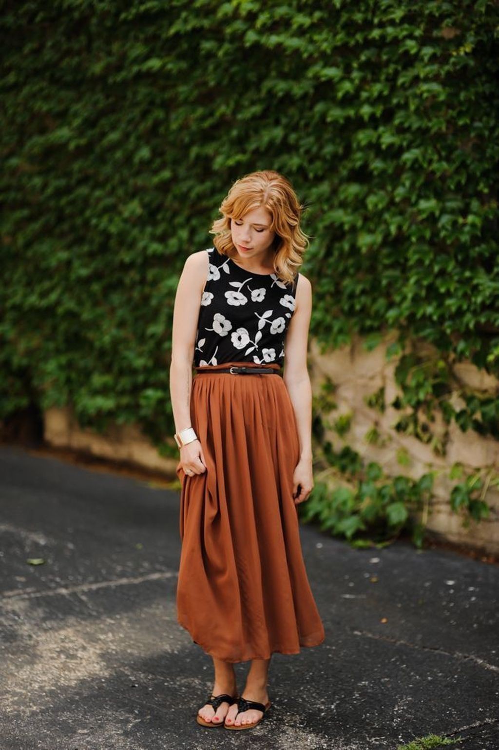 Midi skirt flat sandals, Casual wear: Skirt Outfits,  Fashion week,  Casual Outfits  