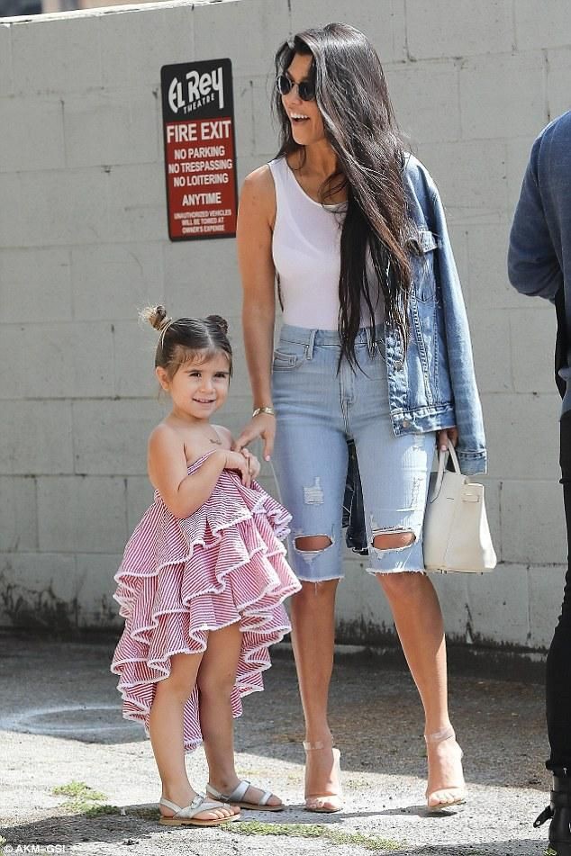 Women's Long Shorts Outfit: Kim Kardashian,  Kourtney Kardashian,  Bermuda shorts,  Shorts Outfit,  Birkin bag  