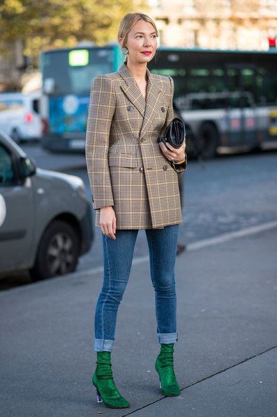 Plaid Double-Breasted Blazer: Stylish Plaid Blazer Street Style,  Street Style Plaid Blazer,  Plaid Blazer Work Outfit,  Plaid Blazer Style,  Trendy Plaid Blazer  