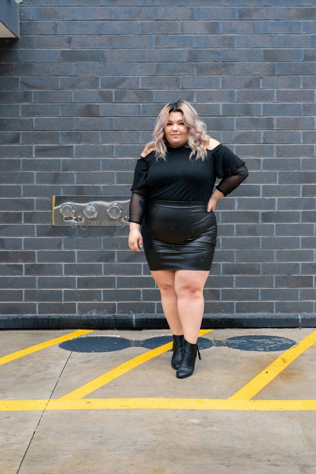 Plus Size Short Leather Skirt Outfits: Fashion week,  Leather Dress,  Leather Skirt Outfit,  Faux Leather Outfit,  Plus size outfit  