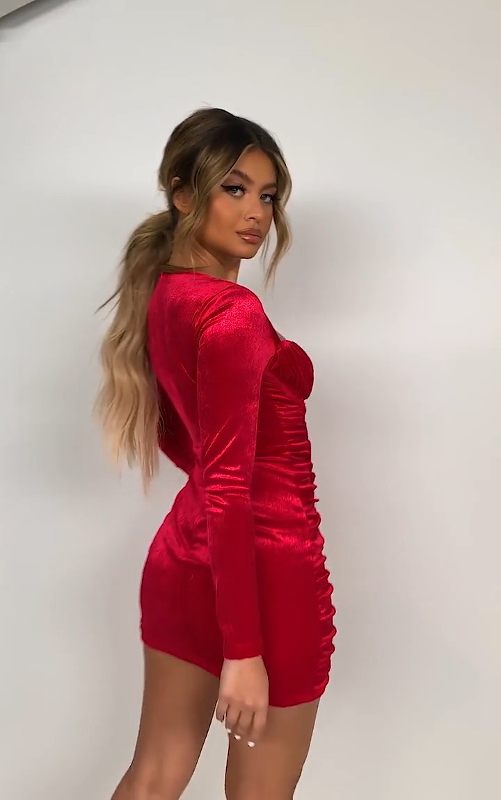 You must check these fashion model, Selfie Leslie: party outfits,  Cocktail Dresses,  Backless dress,  Sleeveless shirt,  Velvet Outfits  