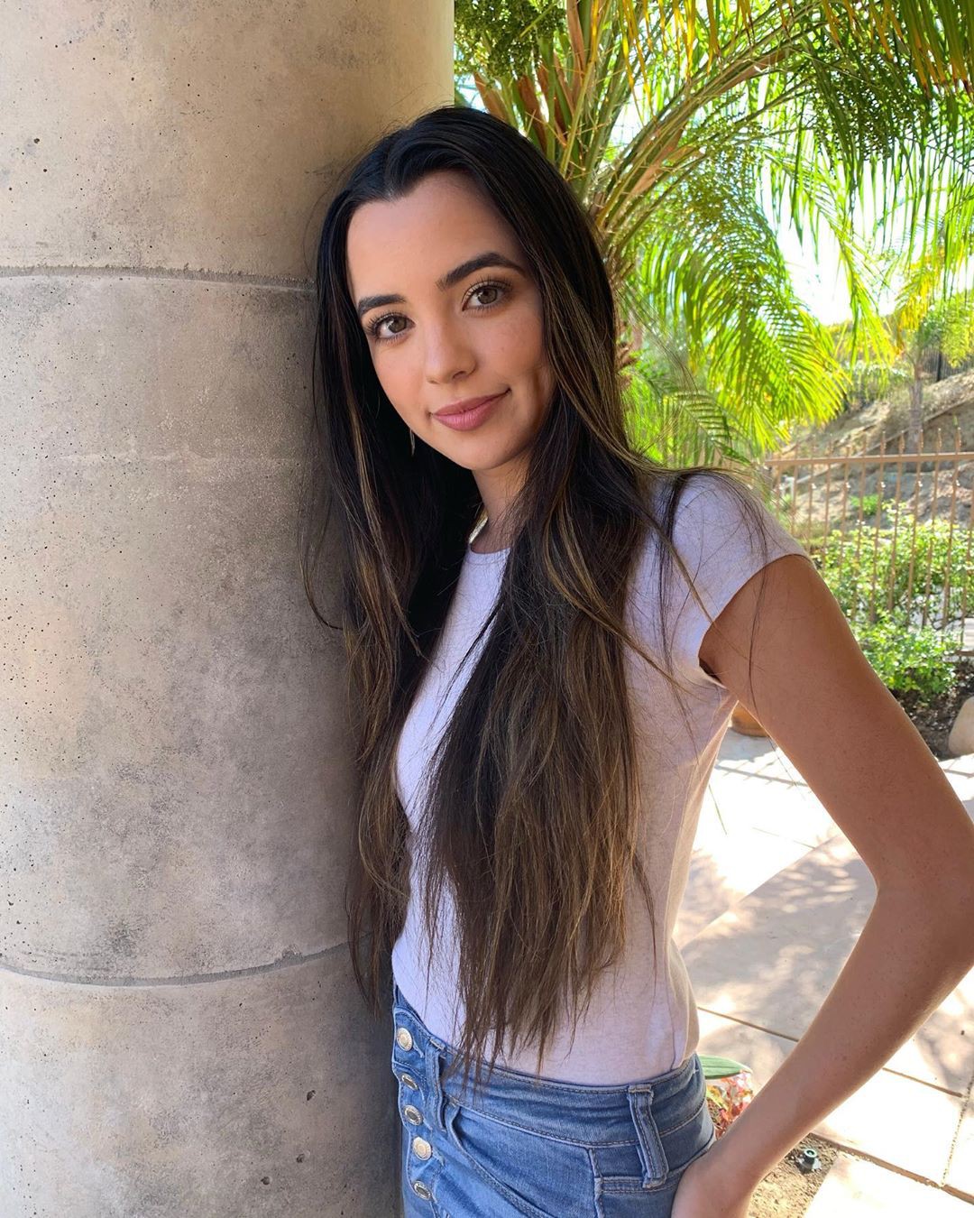 Veronica Merrell jeans colour combination, photoshoot poses, Face Makeup: Brown hair,  Jeans Outfit,  Veronica Merrell Instagram  