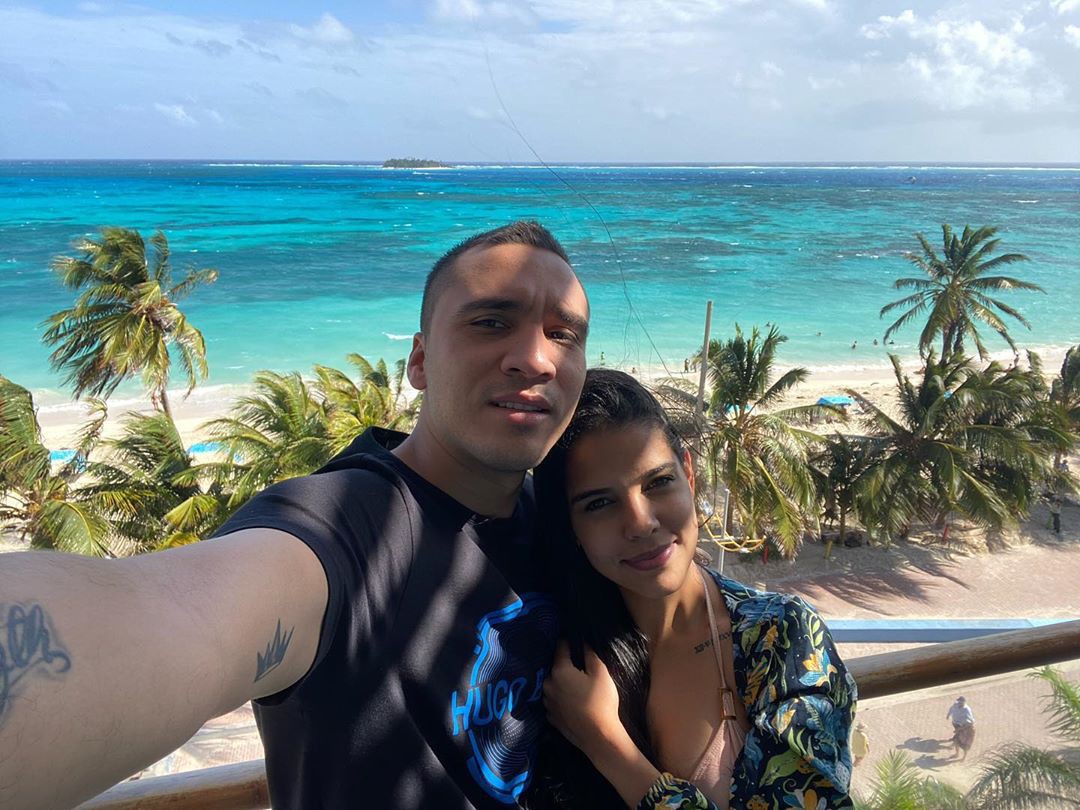 Daniela Baptista enjoying her day, palm tree, vacation: Instagram girls  