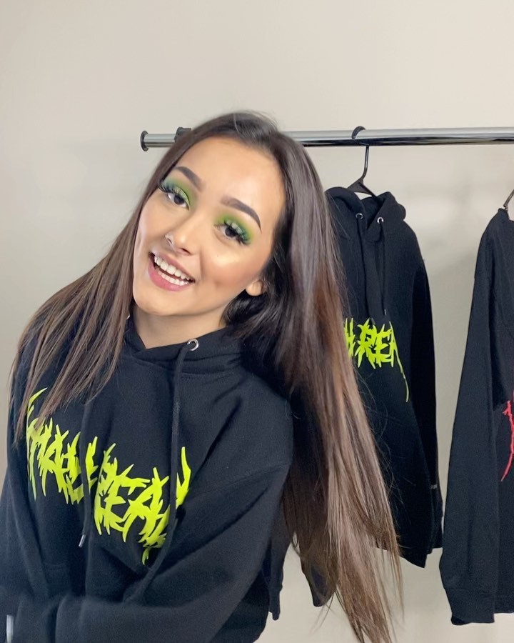 Hailey Orona t-shirt colour outfit ideas 2020, Natural Black Hair, Long Hair For Girl: Hair Color Ideas,  T-Shirt Outfit,  Hailey Orona Instagram  