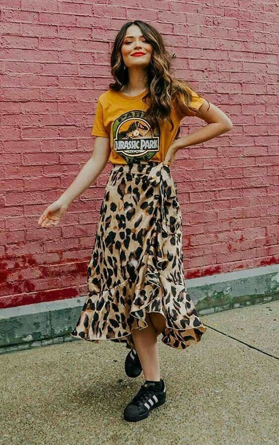 Yellow outfit style with dress shoe, street fashion: fashion model,  Saia Longa,  Animal print,  T-Shirt Outfit,  Street Style,  Comfy Outfit Ideas  