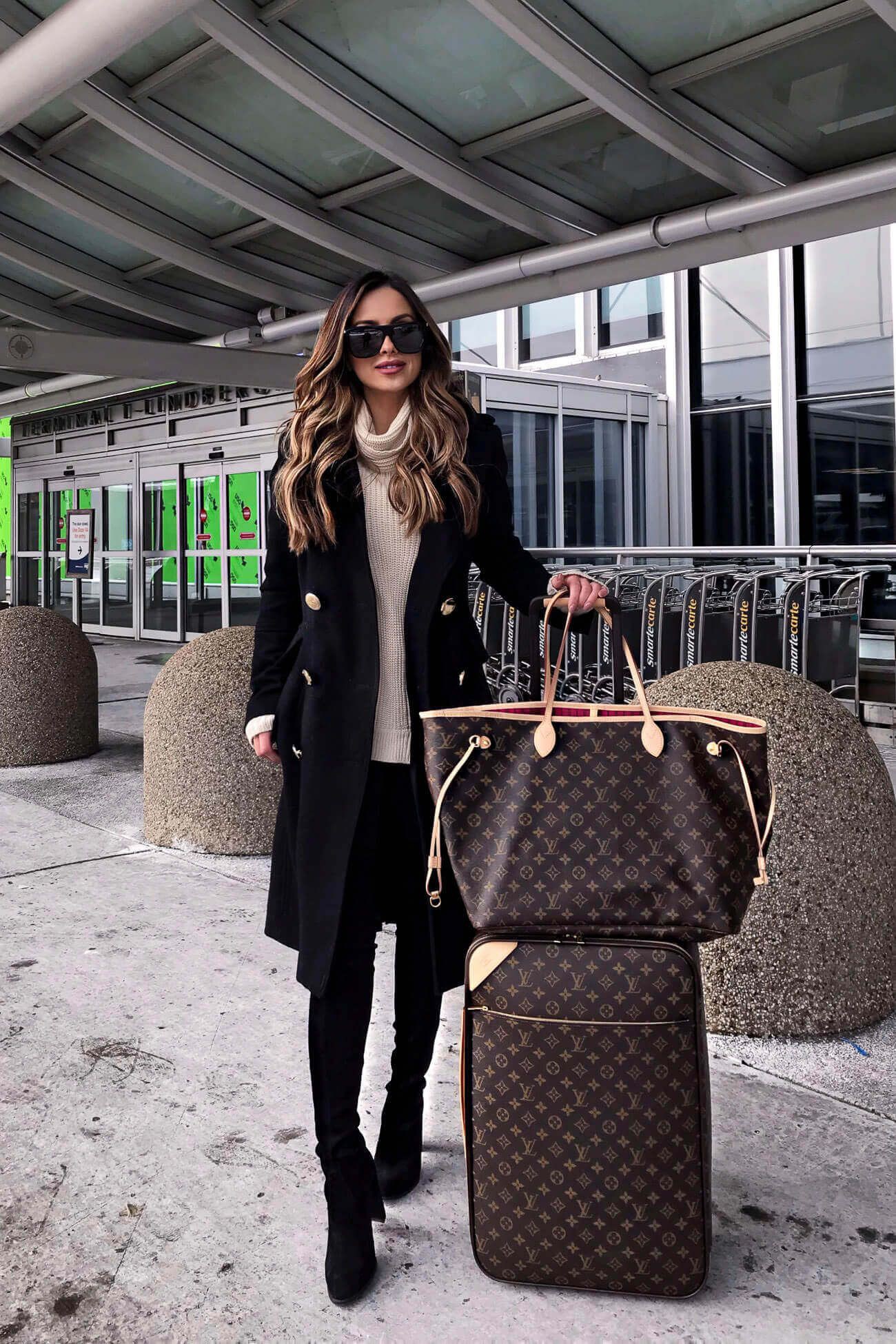 Outfit louis vuitton bag airport: Louis Vuitton,  Black Outfit,  Fashion accessory,  Street Style,  Airport Outfit Ideas,  Louis Vuitton Neverfull  